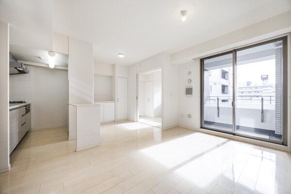 約10帖のリビングダイニングと約3帖のキッチン。陽光が差し込む明るい空間でお過ごしいただけます。