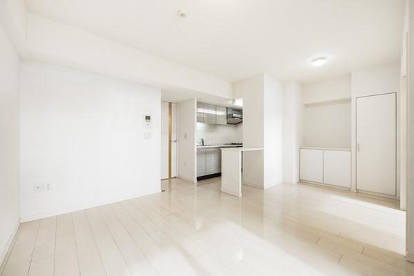 ホワイト調でまとめられた内装です。さまざまな家具と相性が良く、お好みのインテリアを楽しめます。