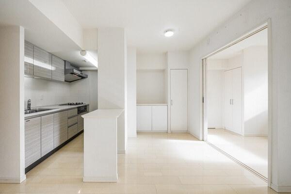 リビングダイニングとキッチンの間にはカウンターがあり、配膳や下膳、作業スペースなどに重宝します。