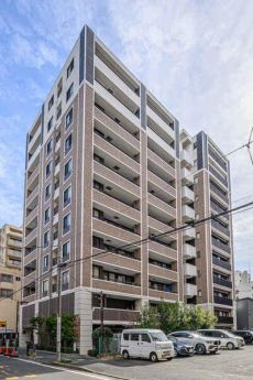 2011年1月築の地上11階建。横浜方面へのアクセスも良好な、利便性の高い立地に位置しています。