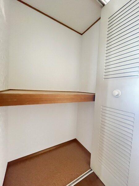 廊下に収納スペースが設けられています。季節家電や生活用品・掃除用具などの保管にご活用いただけます。