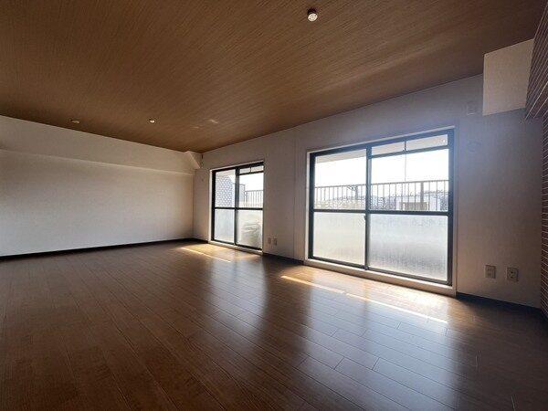 最上階部分住戸につき、陽当り・通風・眺望良好。上階からの物音を気にすることなく生活できます。