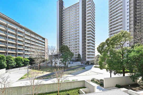 20000平米超のゆとりある敷地には植栽が施されており、四季折々の木々、草花を楽しむことができます。