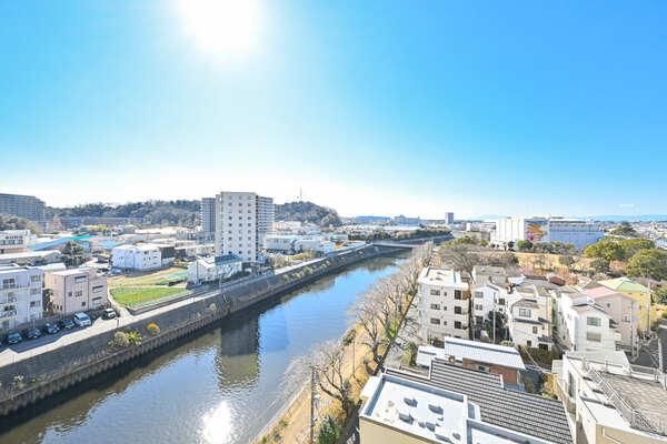 8階部分に所在、目の前に高い建物が無く眺望良好。お部屋から江の島や相模湾が望めます(天候による)。