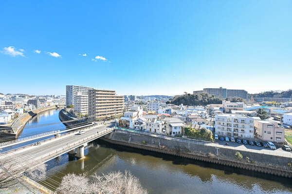 春には境川沿いに桜並木がご覧いただけます。秋には新林公園の紅葉など、四季を身近に感じられる住環境。