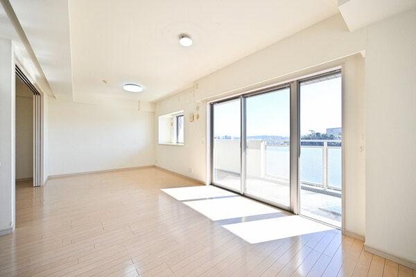 採光面積が広いワイドリビング設計。食事のスペースと寛ぎのスペースの、自然なゾーニングが叶います。