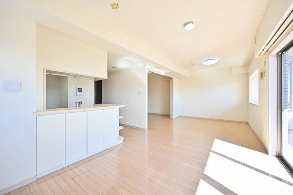 LD部分は冬場も快適な床暖房付き。キッチンは対面式で、お料理中もご家族と楽しい時間を共有できます。