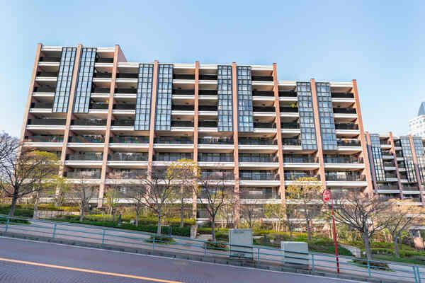 三菱地所分譲の12階建免震構造マンション5階部分。陽当り・通風・眺望良好な南西向き住戸です。