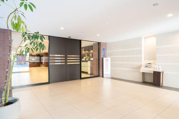 ダブルオートロック、モニタ付きインターホンが採用されています。ペットと一緒に暮らせます(細則有り)。