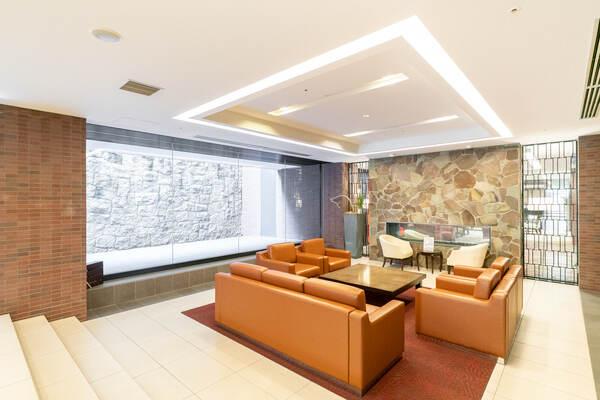 テーブルとソファが配されており、陽光が差し込む明るい空間でゆったりとした時間を過ごせそうです。