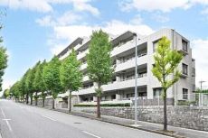 東急田園都市線「藤が丘」駅まで徒歩2分の好立地。徒歩圏内に買物施設や小学校、病院が揃う住環境です。