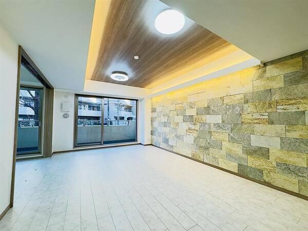 南東向きバルコニーに面したLDK。隣接する洋室との一体利用で、22帖超の開放的な空間になります。