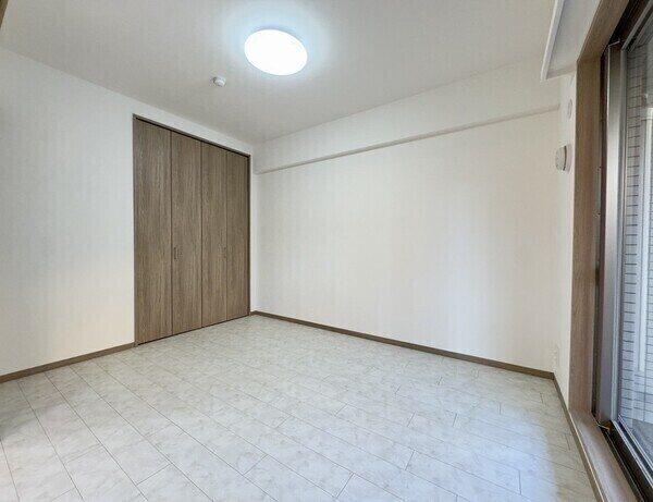 LDKに隣接した約6.2帖の洋室。クローゼットが備わっています。南東向きバルコニーへの出入りが可能。