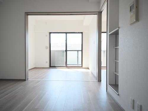 Ｄ　約６．７帖／洋室　約４．９帖