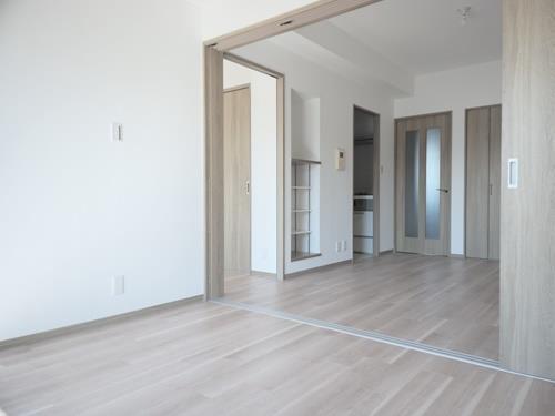 Ｄ　約６．７帖／洋室　約４．９帖