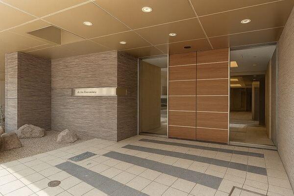 上質な印象のエントランス。三菱地所コミュニティによる日勤管理で、共用部は手入れが行き届いています。