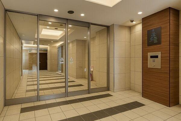 オートロックや防犯カメラなど、セキュリティに配慮されたマンションです。共用部に宅配ボックス有り。