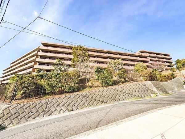 2000年8月築・丸紅分譲。地上8階建の4階部分。高台に位置しているため、開放感のある住まいです。