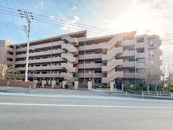 JR東海道本線「戸塚」駅まで徒歩11分。三菱地所コミュニティによる日勤管理が行われています。