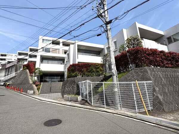 JR京浜東北線「山手」駅へ徒歩11分。横浜市中区の閑静な住宅街に立地、白を基調とした外観が特徴です。