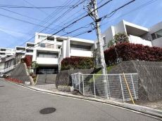 JR京浜東北線「山手」駅へ徒歩11分。横浜市中区の閑静な住宅街に立地、白を基調とした外観が特徴です。