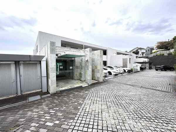 第一種低層住居専用地域内に立地。スーパーやコンビニが徒歩圏内に揃い、暮らしやすい住環境です。