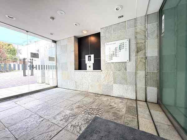 メインエントランスです。エントランスは2か所あり、目的地に合わせて最短ルートで出入り可能です。