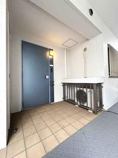 玄関は廊下とプライベート空間を隔てるアルコーブ付きです。