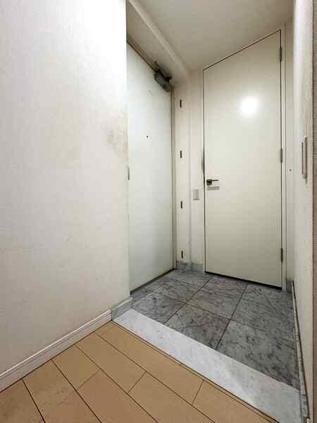 玄関にはシューズインクローゼットを備えており、防災グッズ等の収納にも便利です。