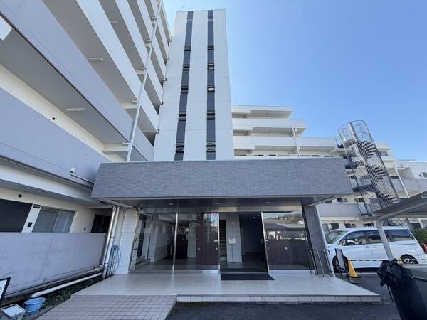 管理会社により日勤管理されているマンションです。敷地内に駐車場がございます(車種による)。
