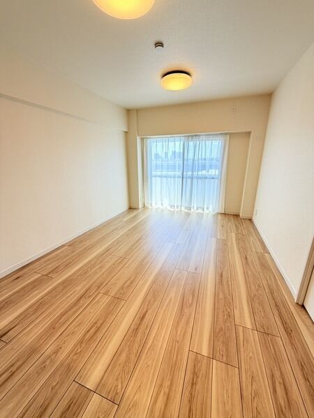 南向きのバルコニーに面するLD。陽光が差し込む明るい空間で、家族団らんの時間を過ごせそうです。
