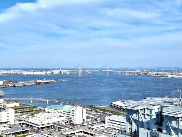 42階建の33階部分に位置し、眺望良好。晴れた日には横浜ベイブリッジを望む、豊かな景色が広がります。