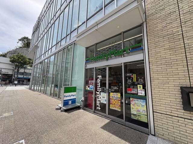 ファミリーマートリドレ横須賀中央店 80m 写真撮影日：2026-05-11