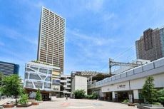 東急東横線「武蔵小杉」駅直結・徒歩1分。雨天時も傘を使わずに買物施設や図書館などを利用できます。
