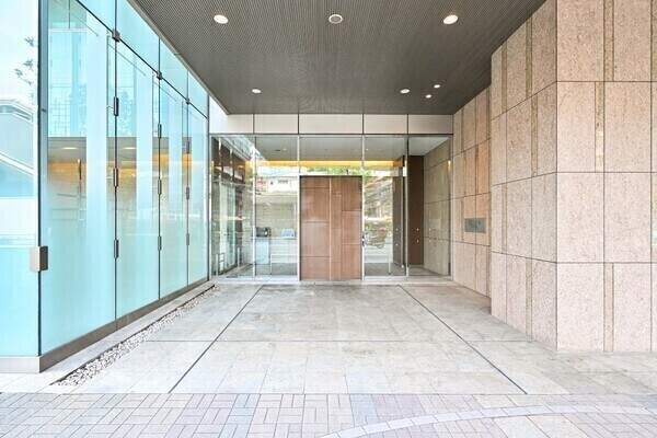 6階と7階の間に免震装置が設置された中間免震構造。7階以上の住戸フロアの揺れを低減する仕組みです。
