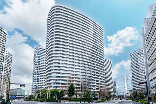 「みなとみらい」駅徒歩3分に建つ、地上30階建タワーマンション。街並みと調和する美しい佇まいです。