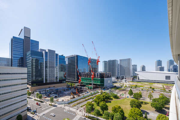 高い建物が隣接しておらず、晴れた日には都会的な街並みや豊かな緑を望めます。ぜひご内覧ください。