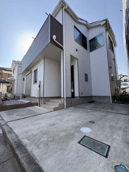 2021年3月築、木造2階建住宅です。第一種低層住居専用地域内の、閑静な住宅地に位置しています。