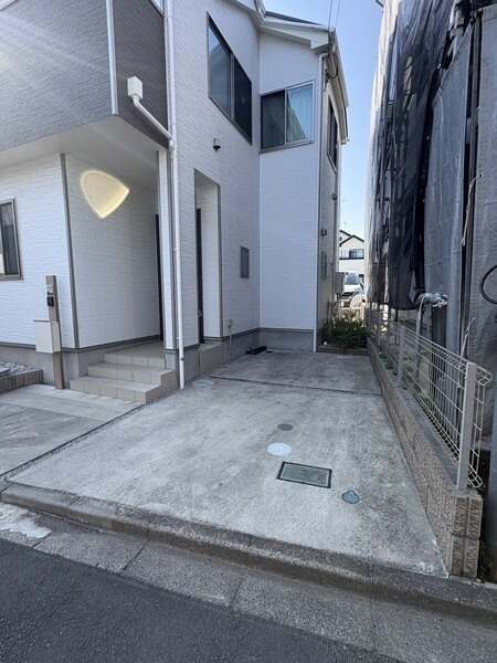 1台駐車可能なカースペースが設けられています(車種による)。お子様の遊び場としても活用できます。