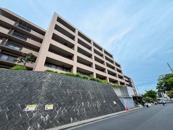 スーパーや小学校が徒歩圏内に揃い、ご家族皆様にとって暮らしやすく、魅力あふれる住環境です。