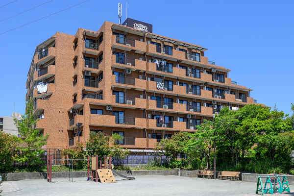 地上7階建マンション。マンションの東側には公園が隣接し、住戸は開放的で陽当りに恵まれています。
