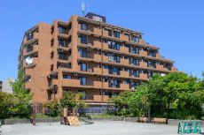 地上7階建マンション。マンションの東側には公園が隣接し、住戸は開放的で陽当りに恵まれています。