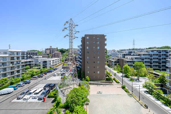 6階の角住戸。目の前に高い建物が隣接しておらず、晴れた日には気持ちよい青空を望むことができます。