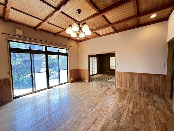 リビング・西側和室約8.0帖※収納飾り棚、物入付きのリビング。お庭と繋がっております。