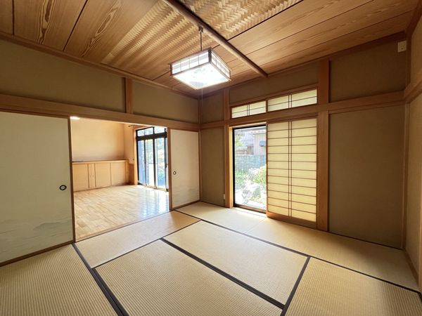 西側和室約8.0帖●リビングダイニング、納戸とつながっております。※家具・備品等は価格に含まれません