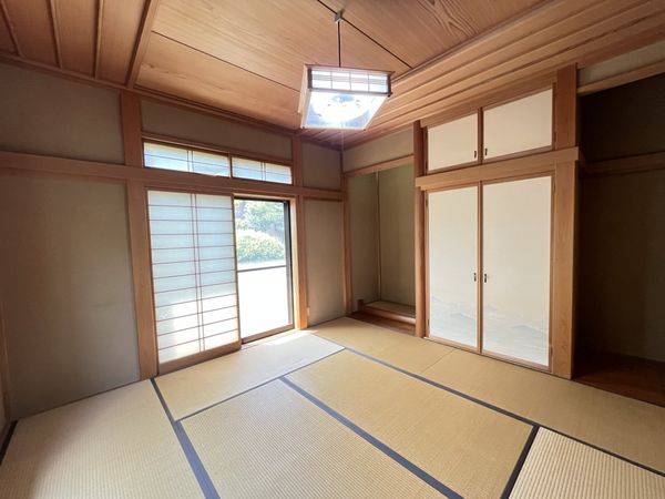 東側和室約8.0帖　床の間付き押入れがあるのでお布団等を収納可能。※家具・備品等は価格に含まず