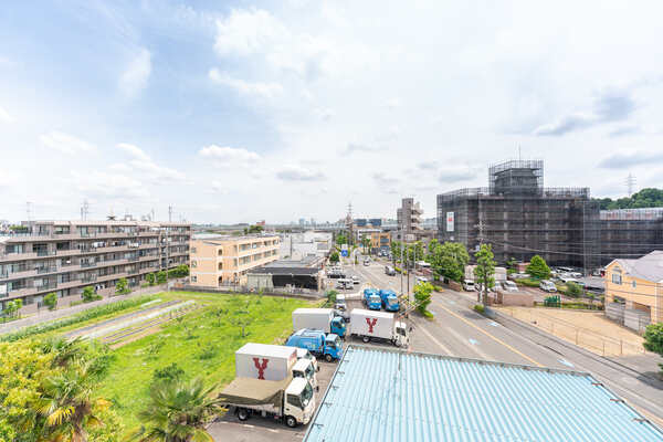 北東側洋室からの眺望。遮るものなく、開放的な景色が広がります。陽当り・通風・眺望良好な住戸です。