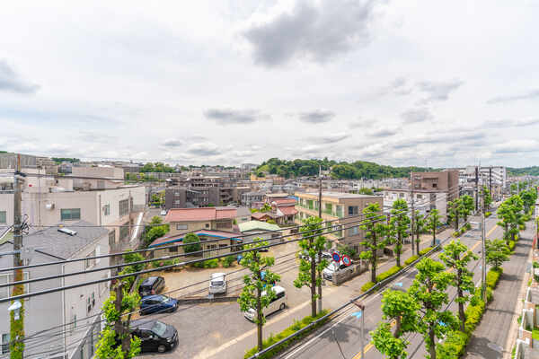 南側バルコニーからの眺望。晴れた日には爽やかな青空や遠くの山々まで望む、自然豊かな景色も愉しめます。