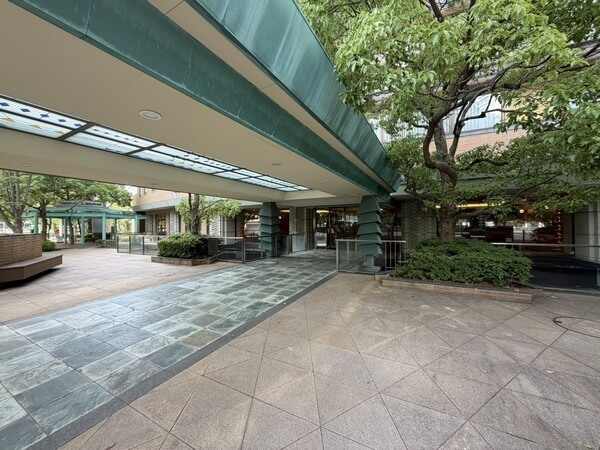 ご家族の帰宅やゲストの来訪を迎え入れるエントランスです。植栽が施されており、緑を感じられます。