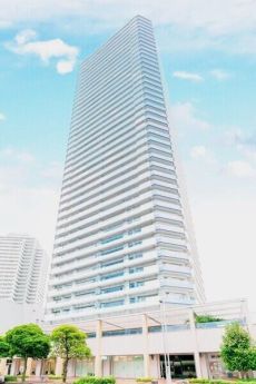 三菱地所他分譲・地上42階建のタワーマンション。複数路線利用可能な「横浜」駅まで徒歩10分の立地。